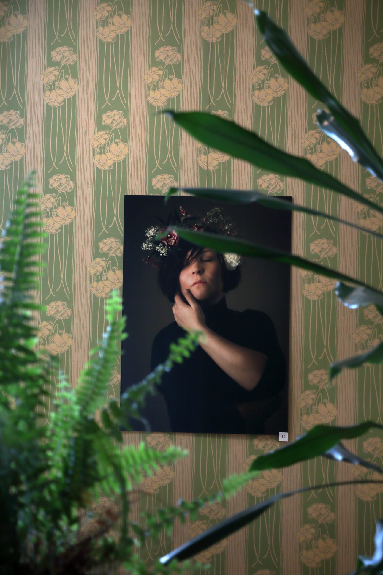 Pekka Mehtälän ottama valokuva "Flora" sulautuu saumattomasti ympäristöönsä: kukalliseen tapettiin ja huonekasveihin.