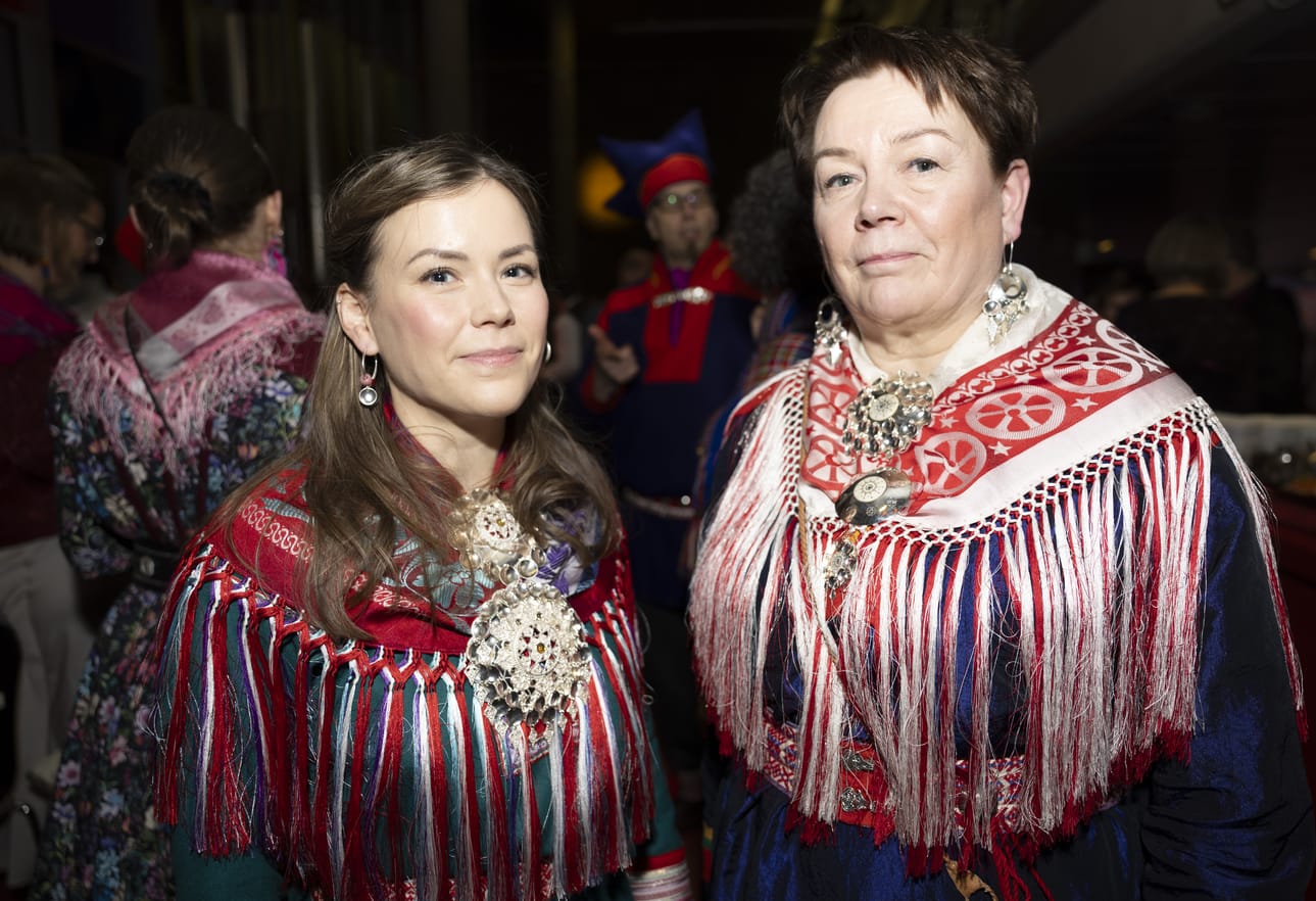 Arla Magga ja Ulla Aikio-Puoskari olivat kutsuvieraita Oulun teatterissa nähdyn Ovllá-oopperan ensi-illassa. Maggalla on yllään Enontekiön sukujen puku ja Aikio-Puoskarilla on Sodankylän Vuotso-puku.