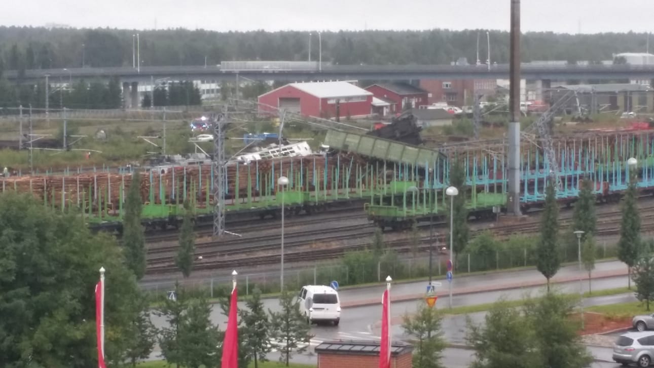 Etu-lyötty Oulu. Juna raiteilta