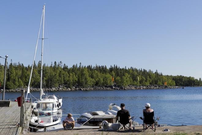 Kummelskär on oikea veneilijöiden paratiisi. Lämmin ja tuuleton sää houkuttelee laiturille useita paatteja Suomen ja muun Euroopan rannikoilta asti. KUVAT: LOTTA MIKKILÄ