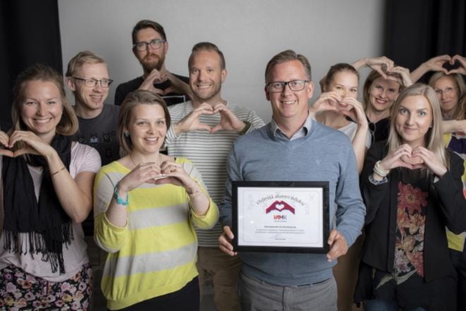 Mainostoimisto C2 Advertising lahjoitti Vaasan ammattikorkeakoululle ”satasen per henkilö”. KUVA: C2 ADVERTISING