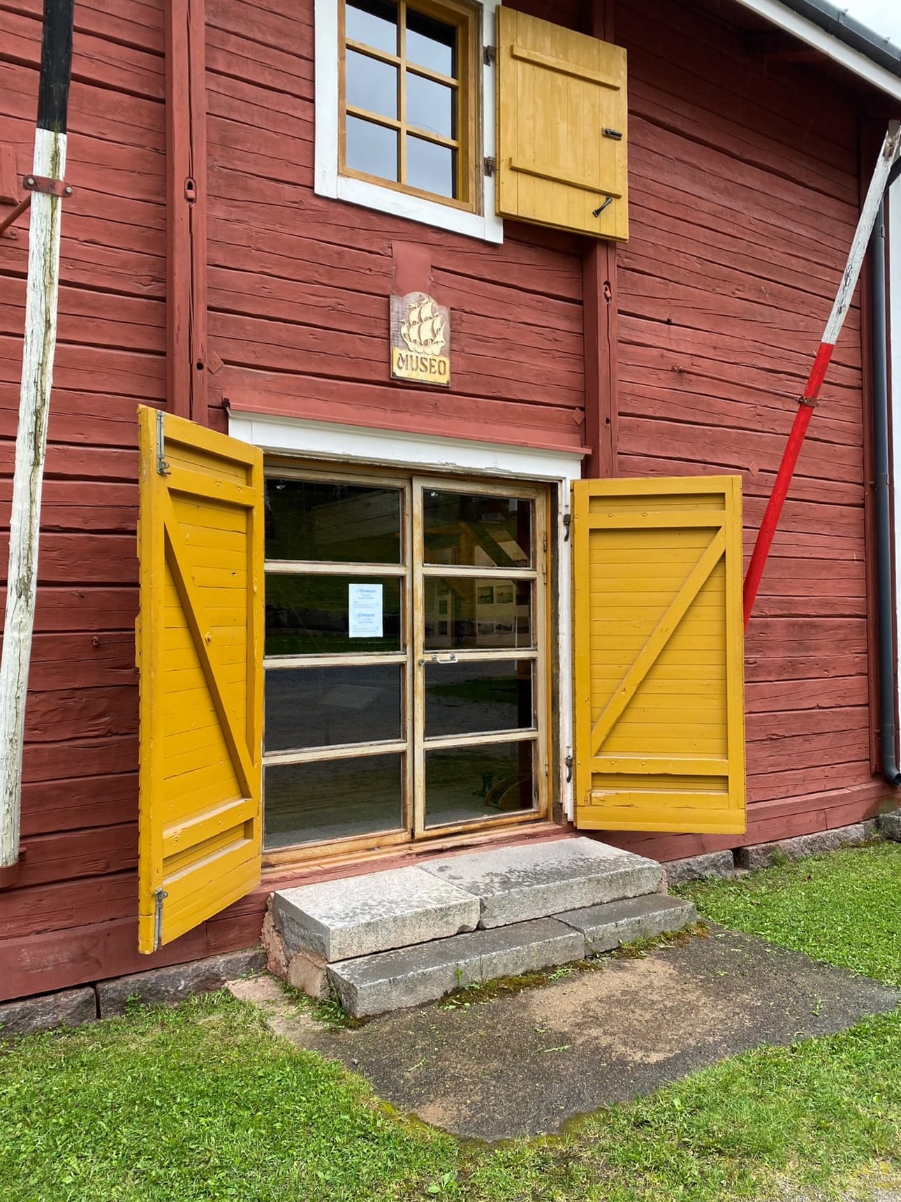 Merimuseo sijaitsee Palosaaren salmessa vanhassa suolamakasiinissa.