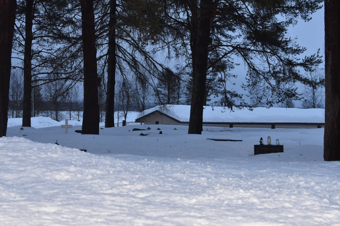 Kuusamon vanhalla hautausmaallakaan eivät hautakivet enää juuri lumen alta erotu.