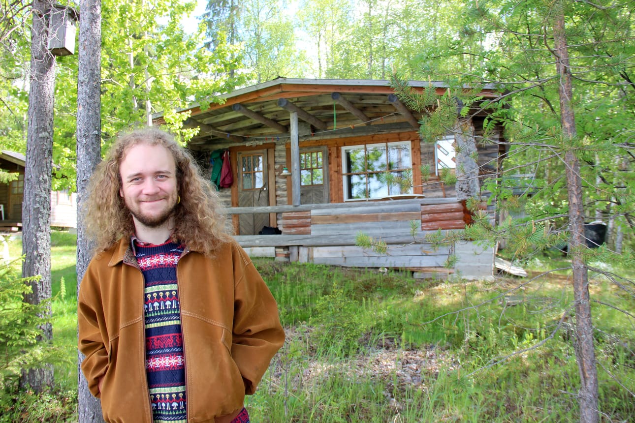 Tiisun laulaja/lauluntekijän, pudasjärveläissukuisen Henrik Illikaisen piilopirtti on Iinattijärven Siikaperällä. – Ei tällä välttämättä loppuikänsä leipää tienaa. Onni vain on sitä, että kun on vilpittömästi tehnyt biisin ja näkee, että se jotain koskettaa. Se on paras palkinto.