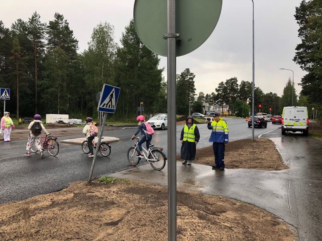 Oulun poliisi valvoi liikennettä koulujen alkamispäivänä muun muassa Haapalehdossa. Siellä poliisin apuna oli lisäksi vapaaehtoisia aikuisia.
