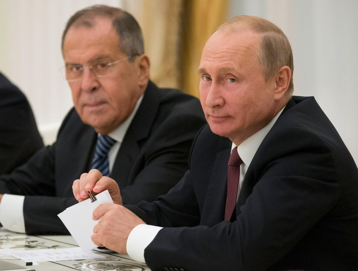 Venäjän ulkoministeri Sergei Lavrov (vas.) ja presidentti Vladimir Putin vierailevat Pekingissä talviolympialaisten alkaessa. LEHTIKUVA/AFP