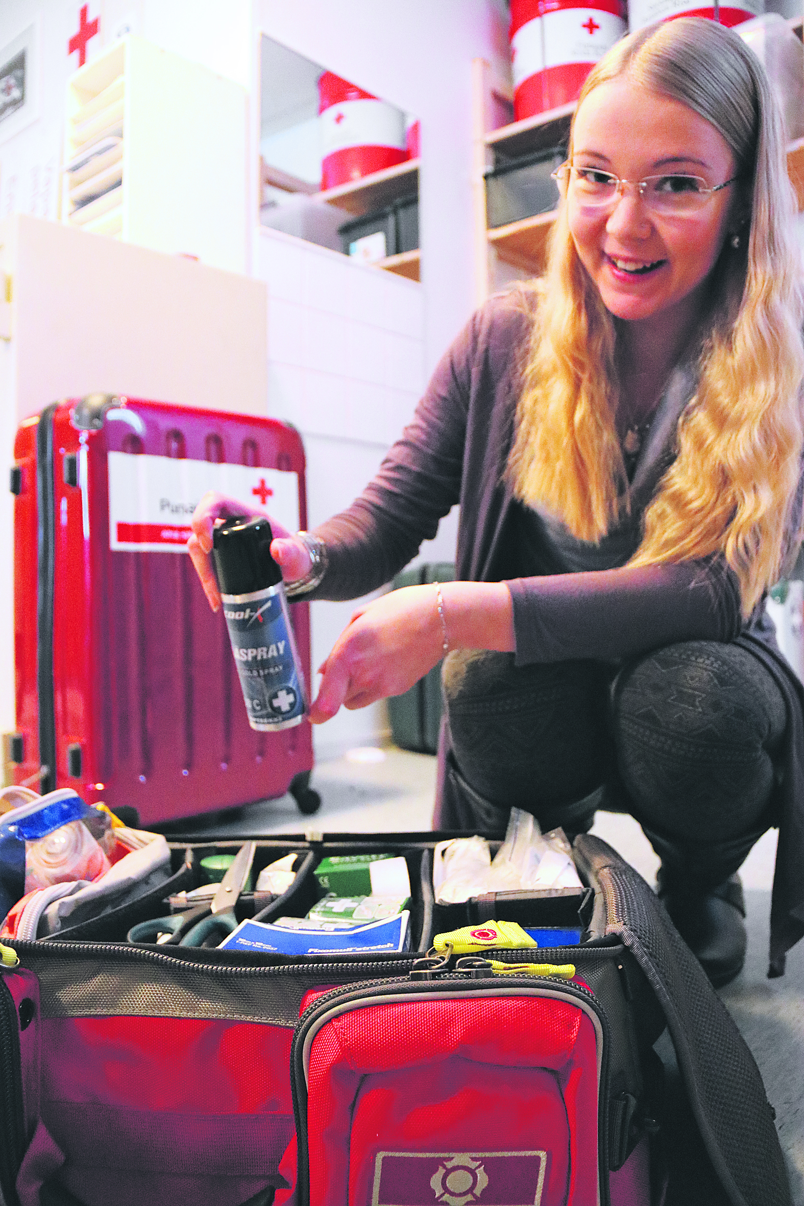 –¿Ensiapupäivystäjät ottavat aina tapahtumiin mukaan valmiiksi pakatun laukun. Siltä löytyy muun muassa sidetarpeita ja kylmäsprayta, Kempeleen SPR:n puheenjohtaja Jessica Kiviniitty esittelee.