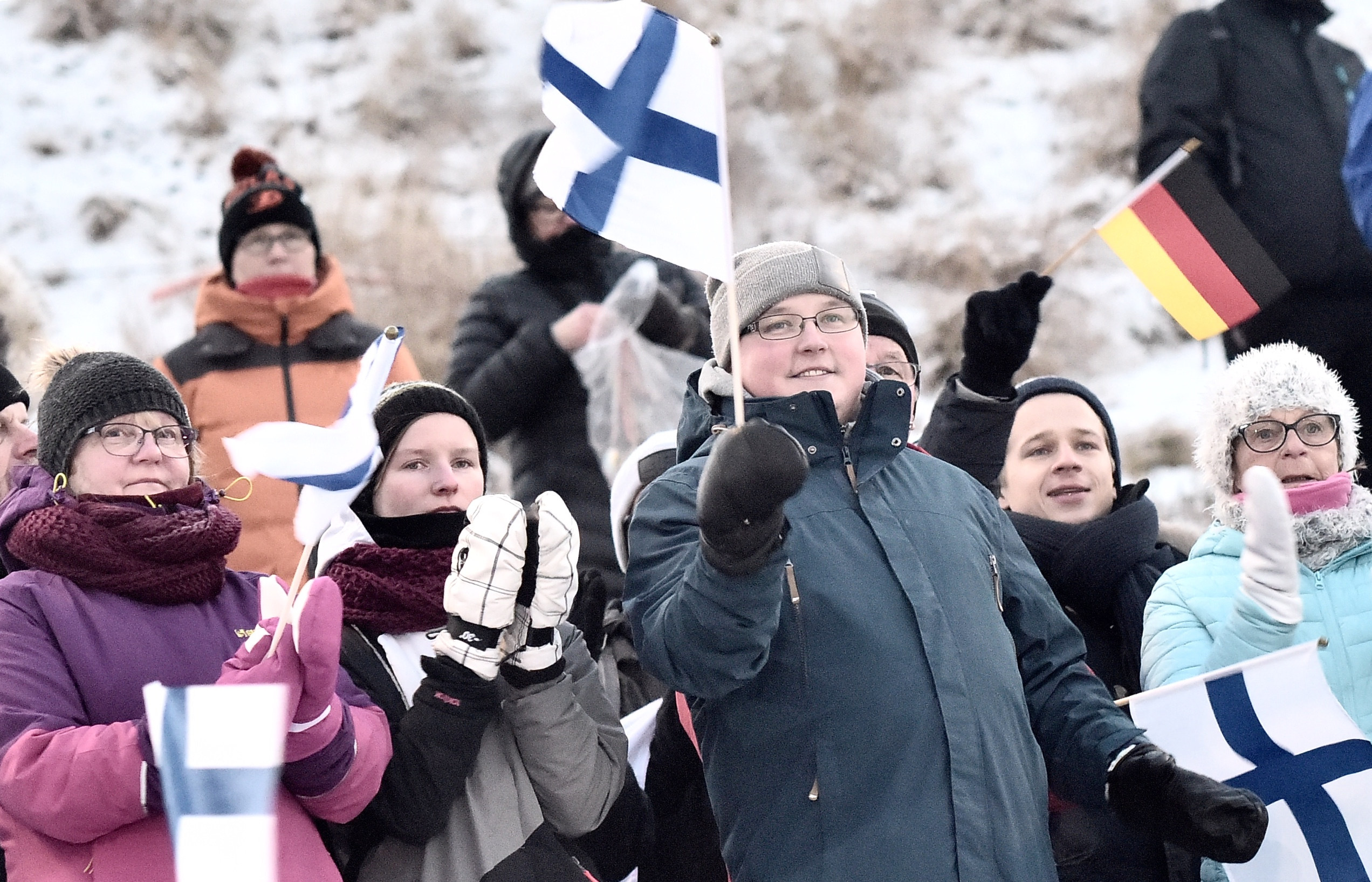 Yleisö viihtyi ja kannusti urheilijoita Rukan hiihtostadionilla.