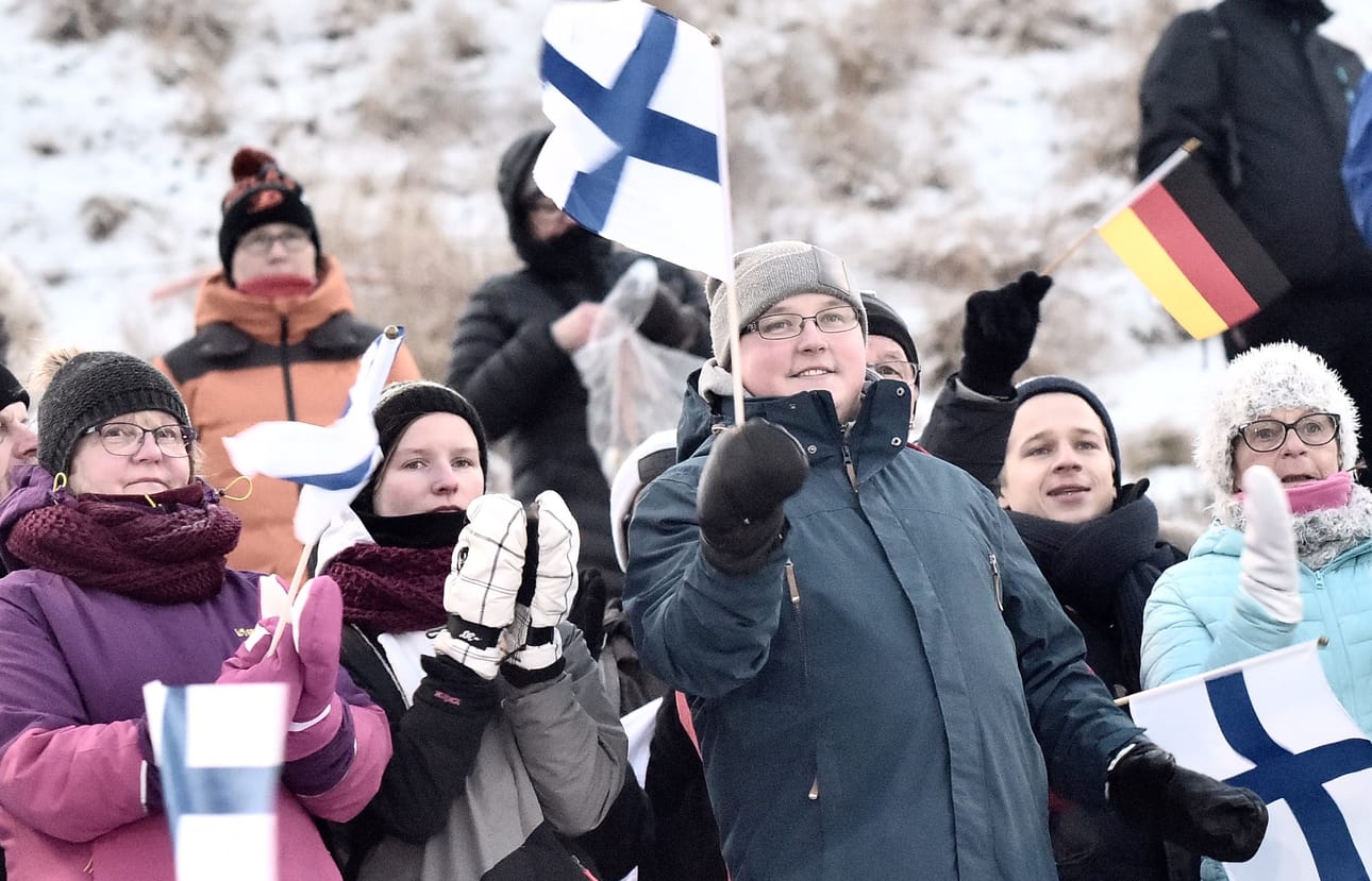 Yleisö viihtyi ja kannusti urheilijoita Rukan hiihtostadionilla.