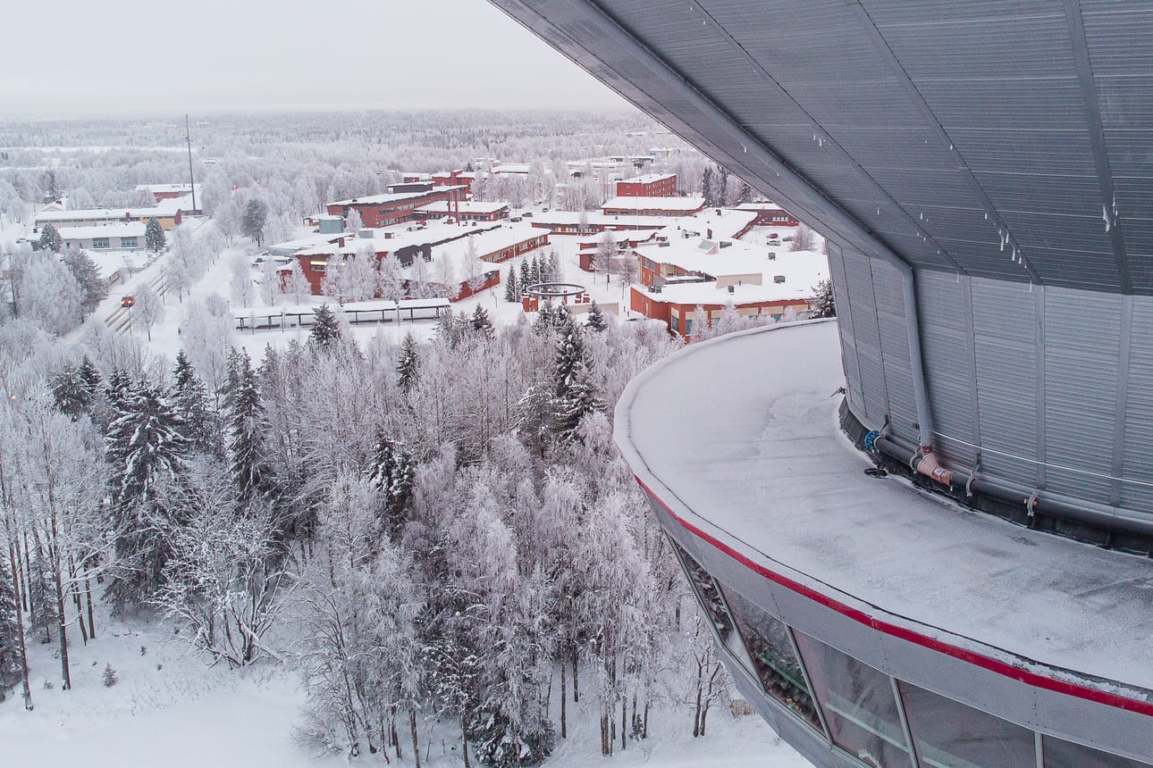 Kuusamon investointilistalla on ammattikoulun uusi kampus ja Kuusamon luontoakatemia. Kuvassa etualalla näkyy Kuusamon lukio, jonka vieressä on KAO Kuusamo.