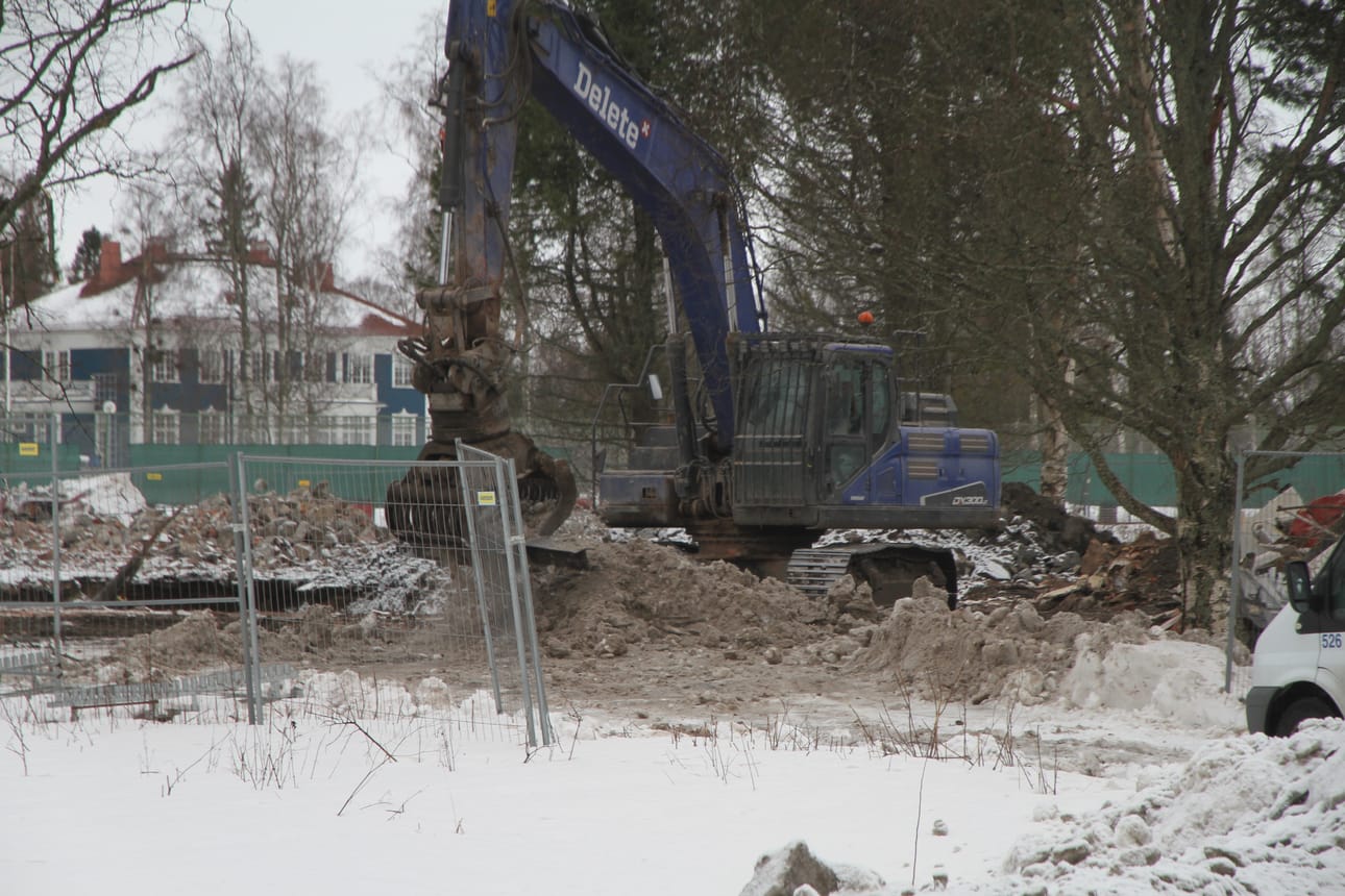 Metsä Fibre purki Karihaaran tenniskenttien vieressä sijainneen huonokuntoisen kerrostalon.