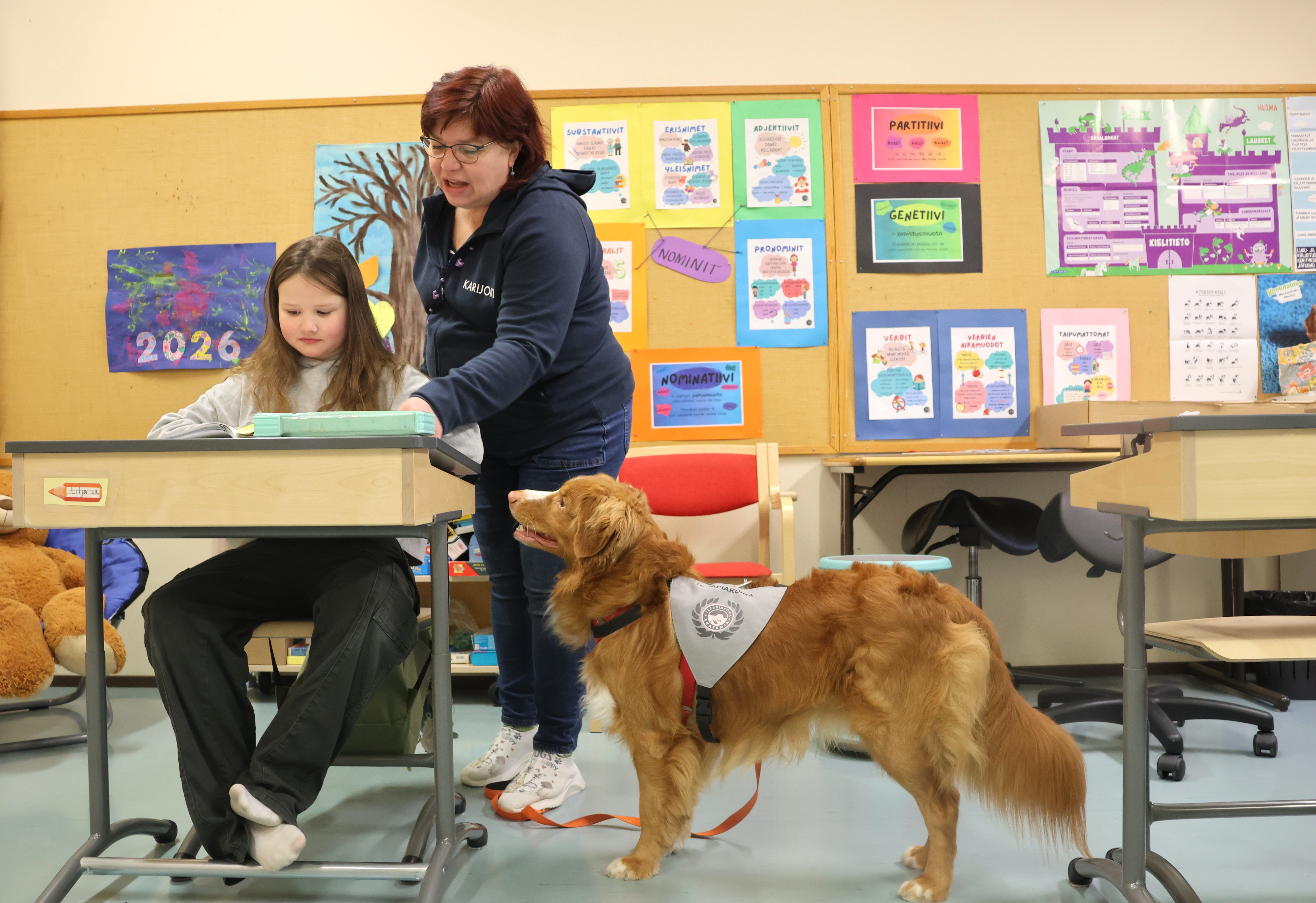 Verbejä ja vokaaleja etsitään virkkeistä koulukoira Ruskan, 3, kanssa Karijoella