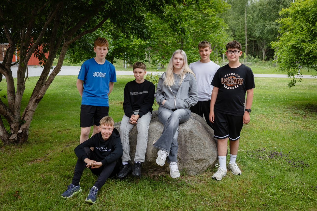 Riparilaisista leirillä on ollut hauskaa. Vasemmalta oikealle Joona Varmajoki, Samuli Lehtimäki, Jimi Porspakka, Pieta Viinikka, Julius Äijö ja Viljami Suomilammi.