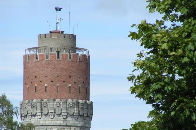 Vaasan keskustassa sijaitsevan vesitornin seinät rapistuvat. ARKISTOKUVA: HANNELE NORJA