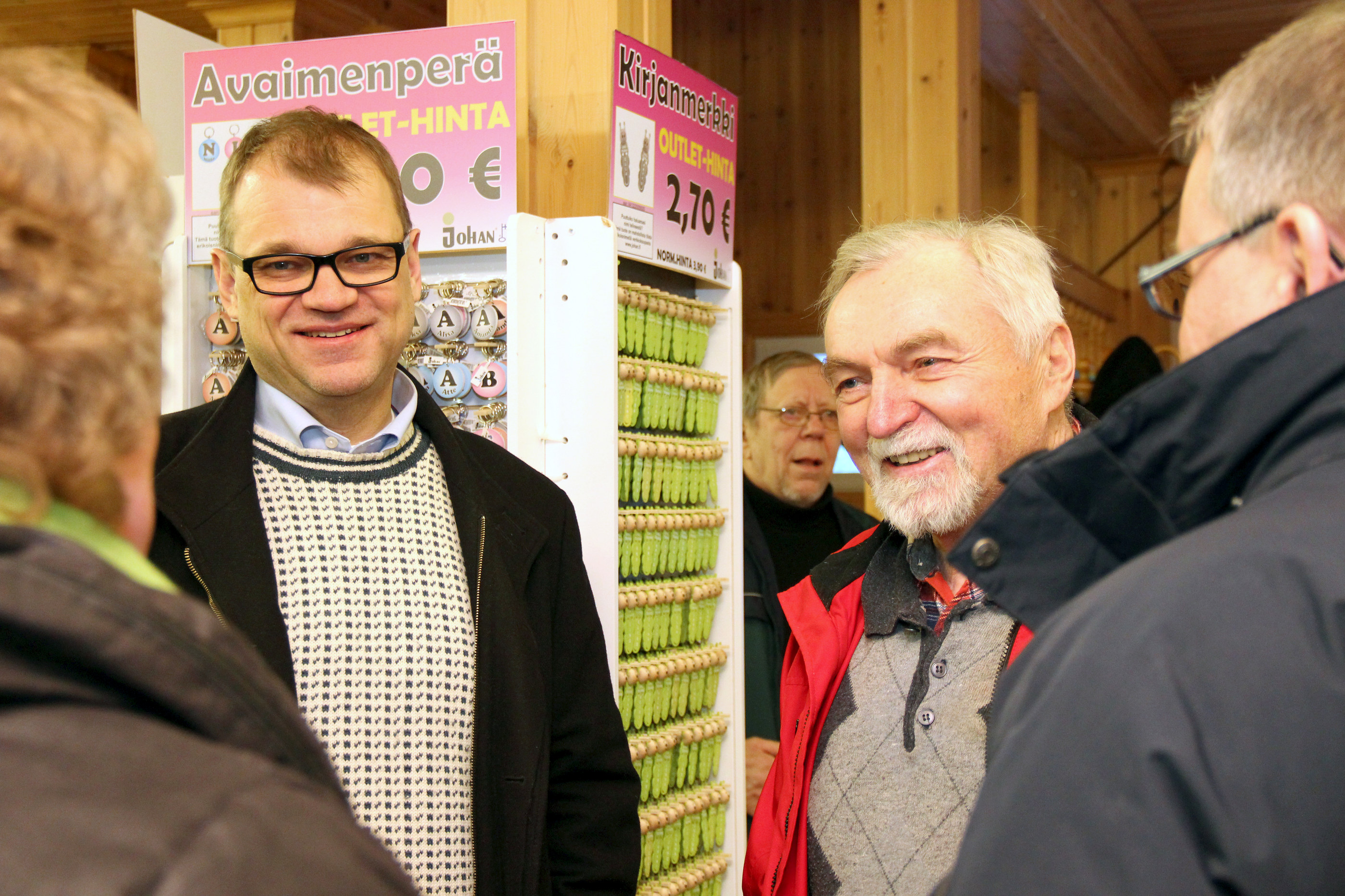 Pääministeri Juha Sipilä saapuu Hirsikampuksen vihkiäisiin