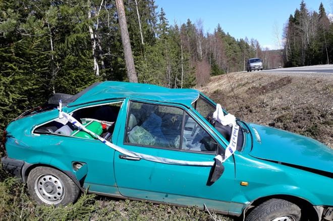 Poliisin nauhoilla ympäröity onnettomuusauto. KUVA: TAUNO RIIHILUOMA