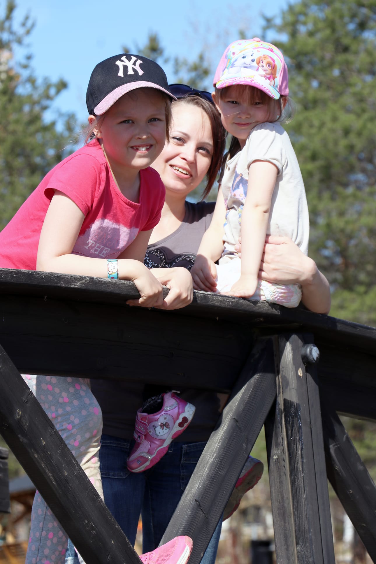 Riina (7) ja Ronja (4) Kostamovaara ovat äitinsä Katri Komulaisen mukaan erittäin innostuneita englannin kielestä. Jos vain olisi mahdollista, Komulainen laittaisi lapsensa englannin kielikylpyyn niin nuorena kuin suinkin.