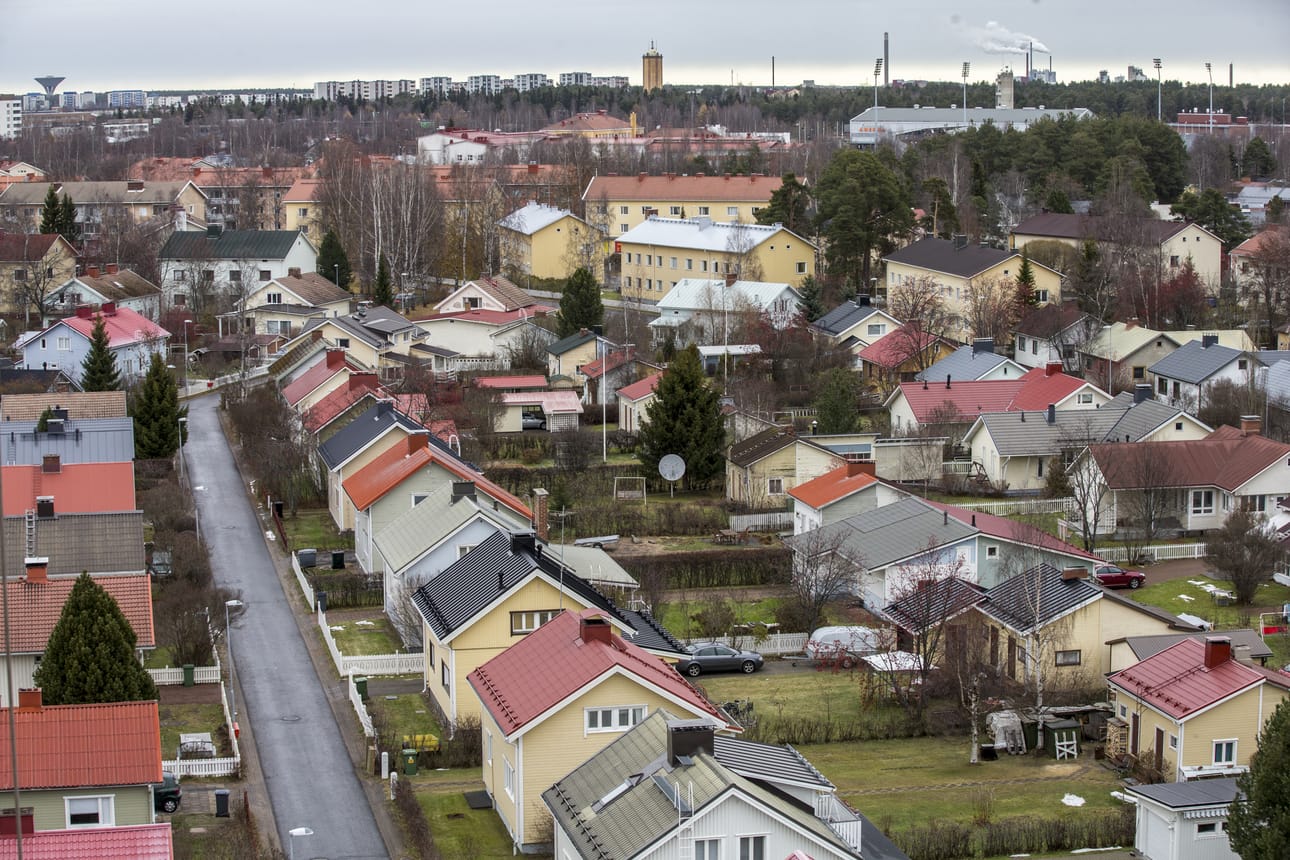 Kuva Oulun Karjasillalta. Karjasilta on rakennettu pääasiassa 1940- ja 1950-lukujen vaihteessa, ja suurin osa rakennuksista on perinteisiä rintamamiestaloja.
