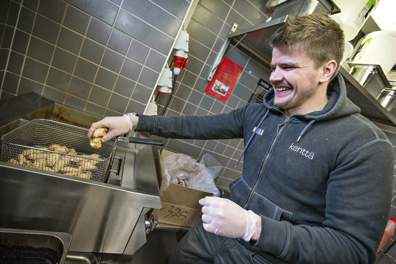 Huippukiekkoilija Juha-Pekka Haataja häärii jatkossa myös urheiluravintola Kentän ravintoloitsijana. Torstaina mies otti tuntumaa kanansiipien valmistukseen.