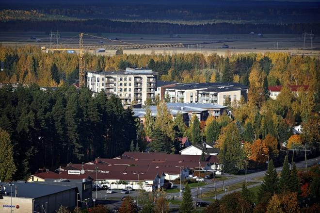 Viime vuonna Seinäjoella aloitettiin yli tuhannen asunnon rakentaminen. Rakennusteollisuuden ja Hypoteekkiyhdistyksen pääekonomistit näkevät Seinäjoella jo asuntojen ylituotannon vaaroja. Kaupunginjohtaja Jorma Rasinmäki pitää huolta aiheettomana. Hänen mukaansa asuntoja tarvitaan, koska väkeä ja työpaikkojakin tulee lisää. KUVA: TOMI KOSONEN