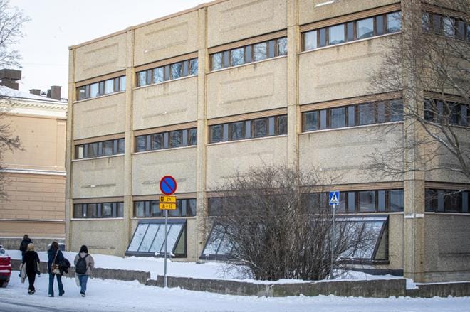 Väki vaihtuu Raastuvankatu 33:ssa. Kiinteistö toimi hallintotalon remontin ajan väistötiloina kaupungin konsernihallinnolle. Heidän tilalleen tulee nyt kymmeniä päiväkotilapsia. KUVA: PAULA KASKIMAA