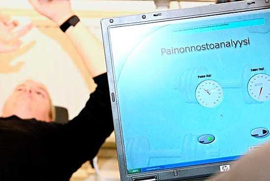 Maksimivoimamittarin kehitystyössä mukana olleen Juho Saavalaisen tangossa on 55 kiloa. Mittari on kytketty tietokoneeseen, jolta Antti Säkkinen katsoo, että samalla voimalla mies nostaisi 81,1 kiloa.