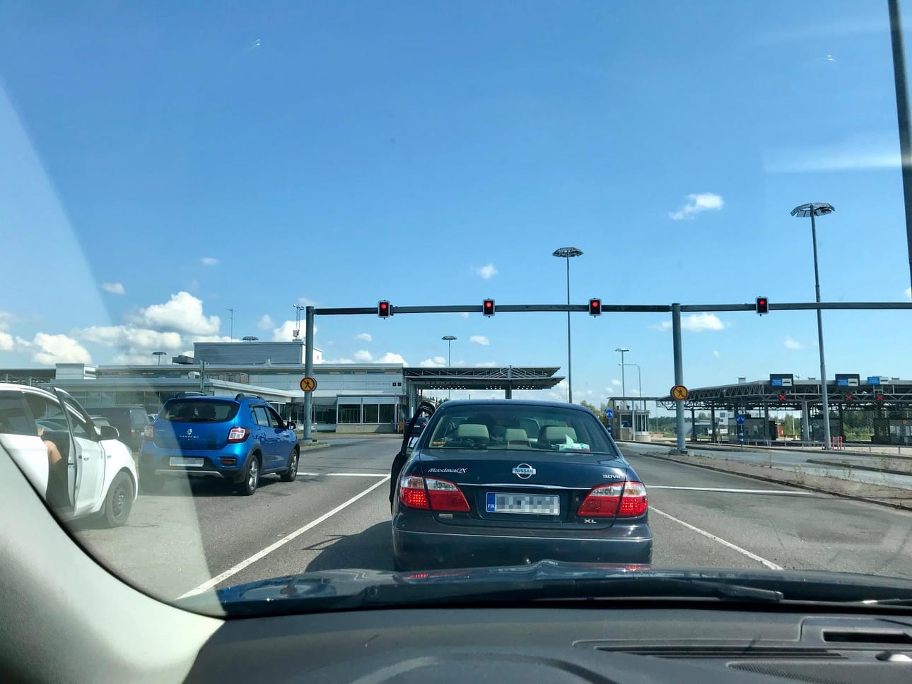 Uudella sähköisellä viisumilla on määrä päästä autolla Venäjälle. Vaalimaalla rajanylitys alkaa Suomen puolen raja-aseman autojonosta, minkä jälkeen edetään Venäjän puolelle Torfjanovkaan.