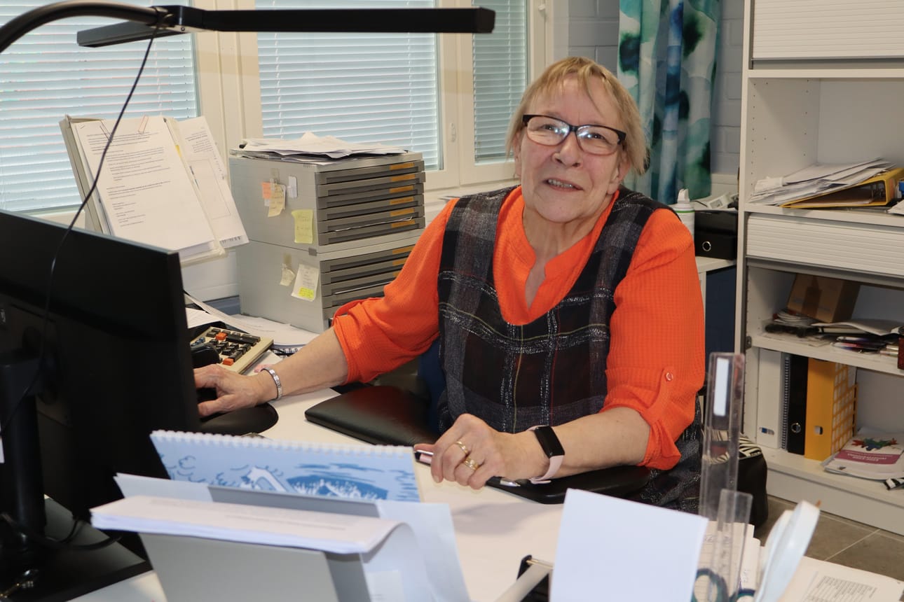 Aira Tauriaisella on monenlaisia tunteita eläkkeellejäämisestä. Vaikka asia tuntuu nyt mukavalta ja oikealta ratkaisulta, hän arvelee myös kaipaavansa jatkossa joitakin asioita työstään. – Pelkään, että minulla tulee ikävä oppilaita, hän toteaa.