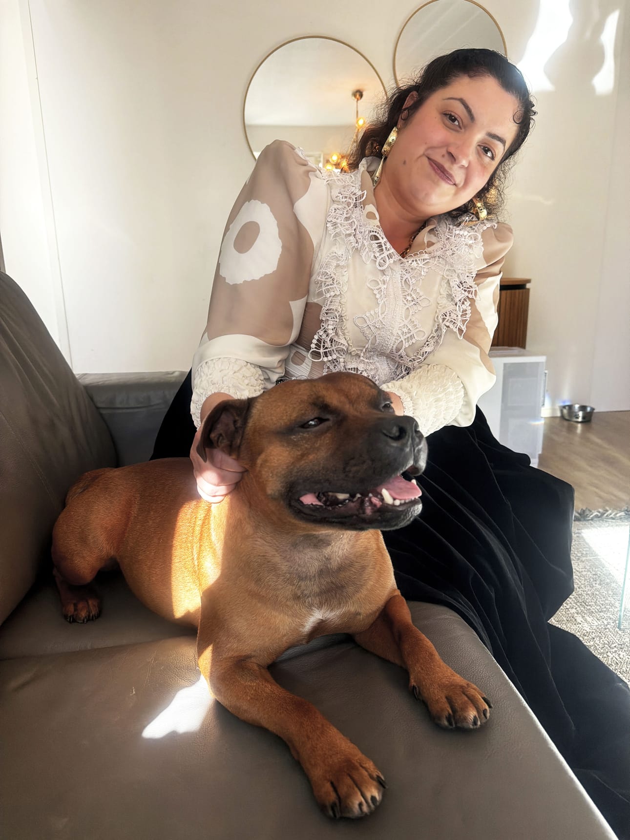 Sonja Lindberg valmistaa romaniasunsa itse. Hän käyttää perinnevaatteita aina eli myös silloin, kun lähtee Toto-koiran kanssa lenkille.