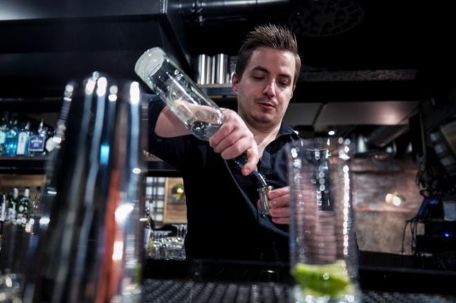 Baarimestari Miro Viitala vaihtoi sähköopinnot baarimikon pestiin eikä ole päivääkään katunut. Tässä syntyy alun perin kuubalainen cocktail-juoma Mojito, jota jo Ernest Hemingwayn kerrotaan suosineen. KUVAT: PAULA KASKIMAA