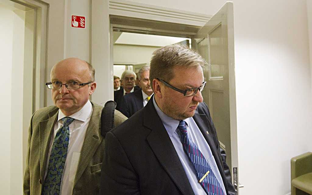 YTN:n puheenjohtaja Heikki Kauppi (vas.) ja varapuheenjohtaja Pertti Porokari valtakunnansovittelijan toimistolla sunnuntaina.