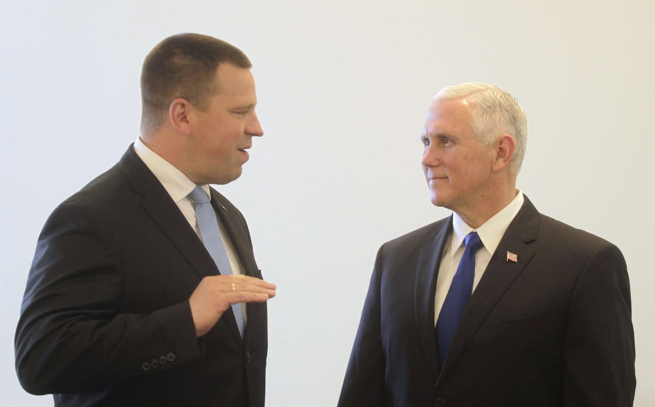 Mike Pence (oik.) tapasi Viron pääministeri Jüri Rataksen (vas.) 30. heinäkuuta.