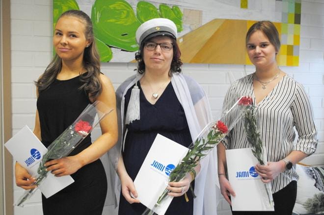 Silja Koivulampi, Sofia Katajamäki ja Janika Kulha valmistuivat perjantaina merkonomeiksi. KUVA: EEVA-LIISA KULJU