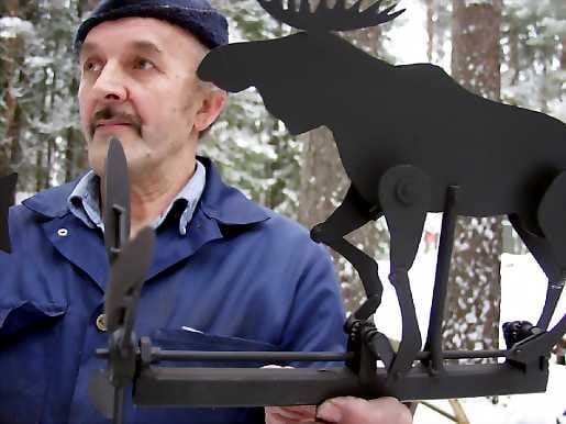 Aidot liikkeet. Heikki Rantala tutki huolellisesti hirven luonnollista käyntiä ja siirsi sen tuuliviiriin.