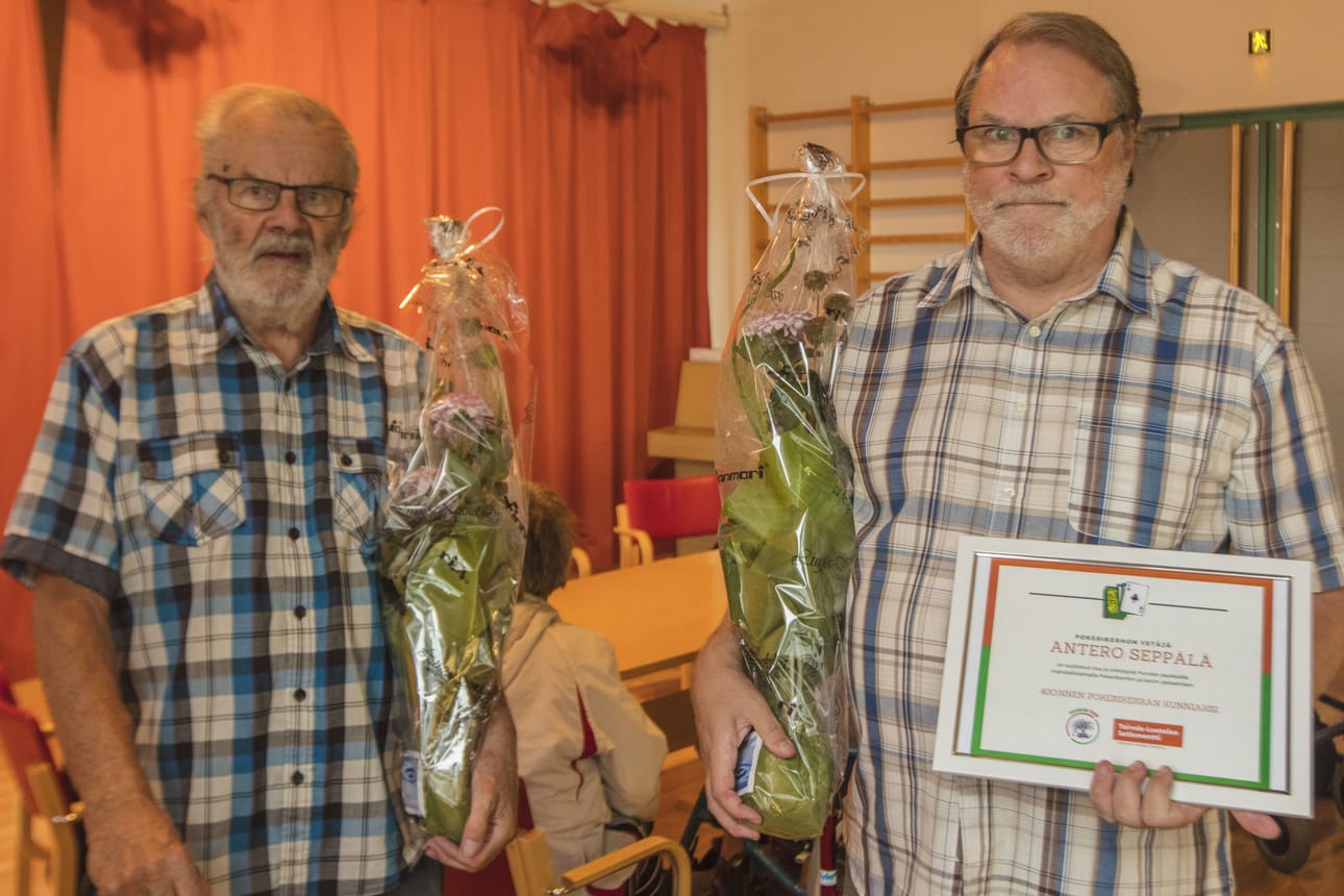 Veljekset Antero Seppälä (oik.) ja Ake Seppälä saivat kunniakirjat ja kukat kiitoksena 10 vuotta tekemästään vapaaehtoistyöstä palvelukeskus Purolan pokerikerhon hyväksi.