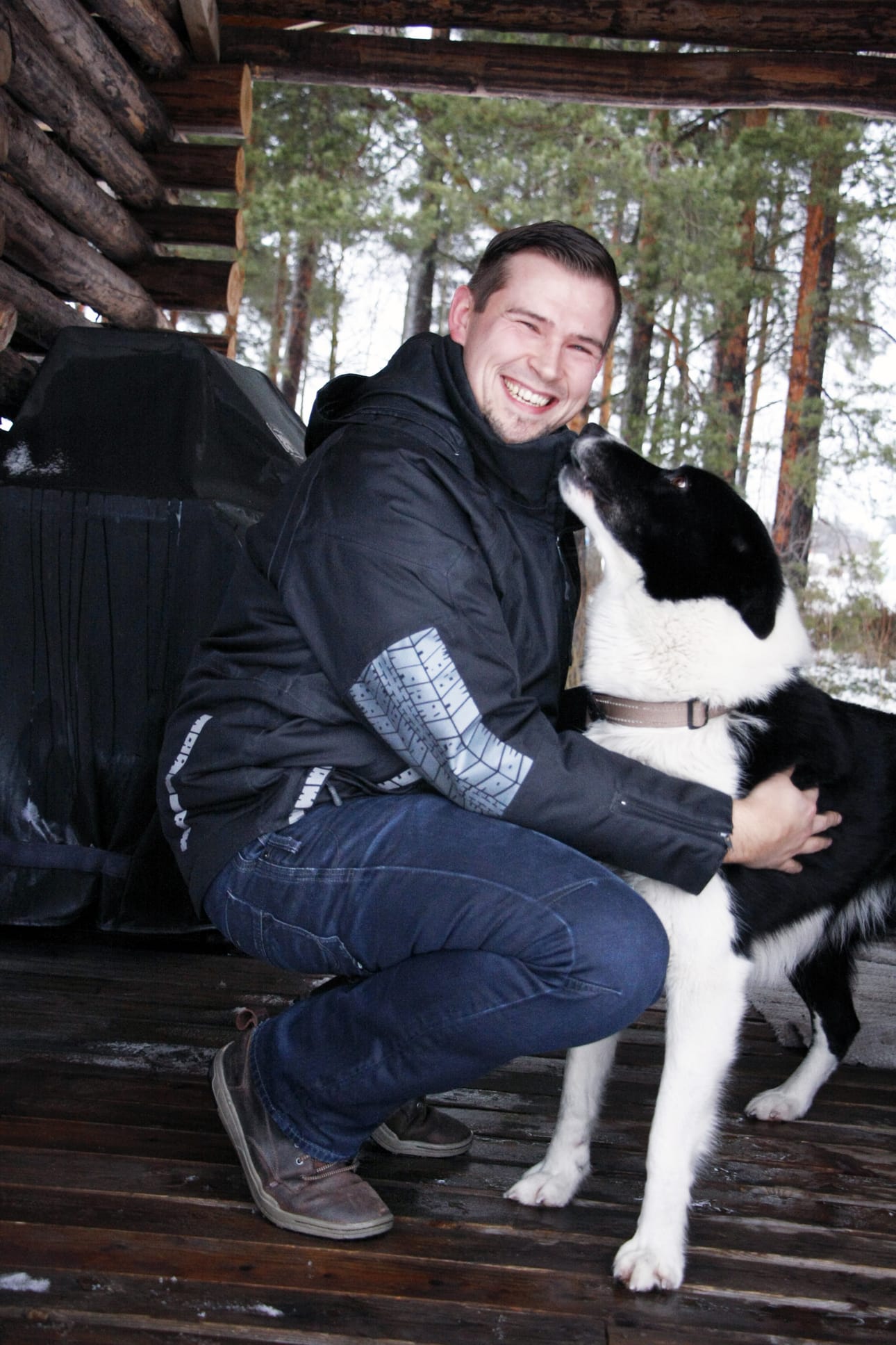 Itäsiperianlaika Hopi on lämpimissä väleissä isäntänsä kanssa.