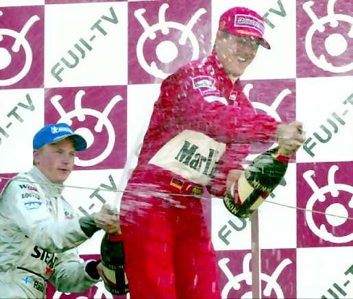 Mitä isot edellä . Michael Schumacher on haaskannut kauden mittaan monta pullollista samppanjaa. Kimi Räikkönen ottiSuzukassa oppia mestarista.