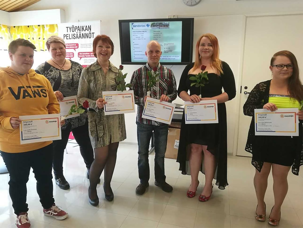 Tuoreet elintarvikevalmistajat Janika Puurunen (vas.), Tiina Mikkonen, Ia Motoriko, Tony Anttila, Katja Varhainen ja Armi Mahosenaho saivat suorittaa opintonsa suurelta osin työpaikallaan.