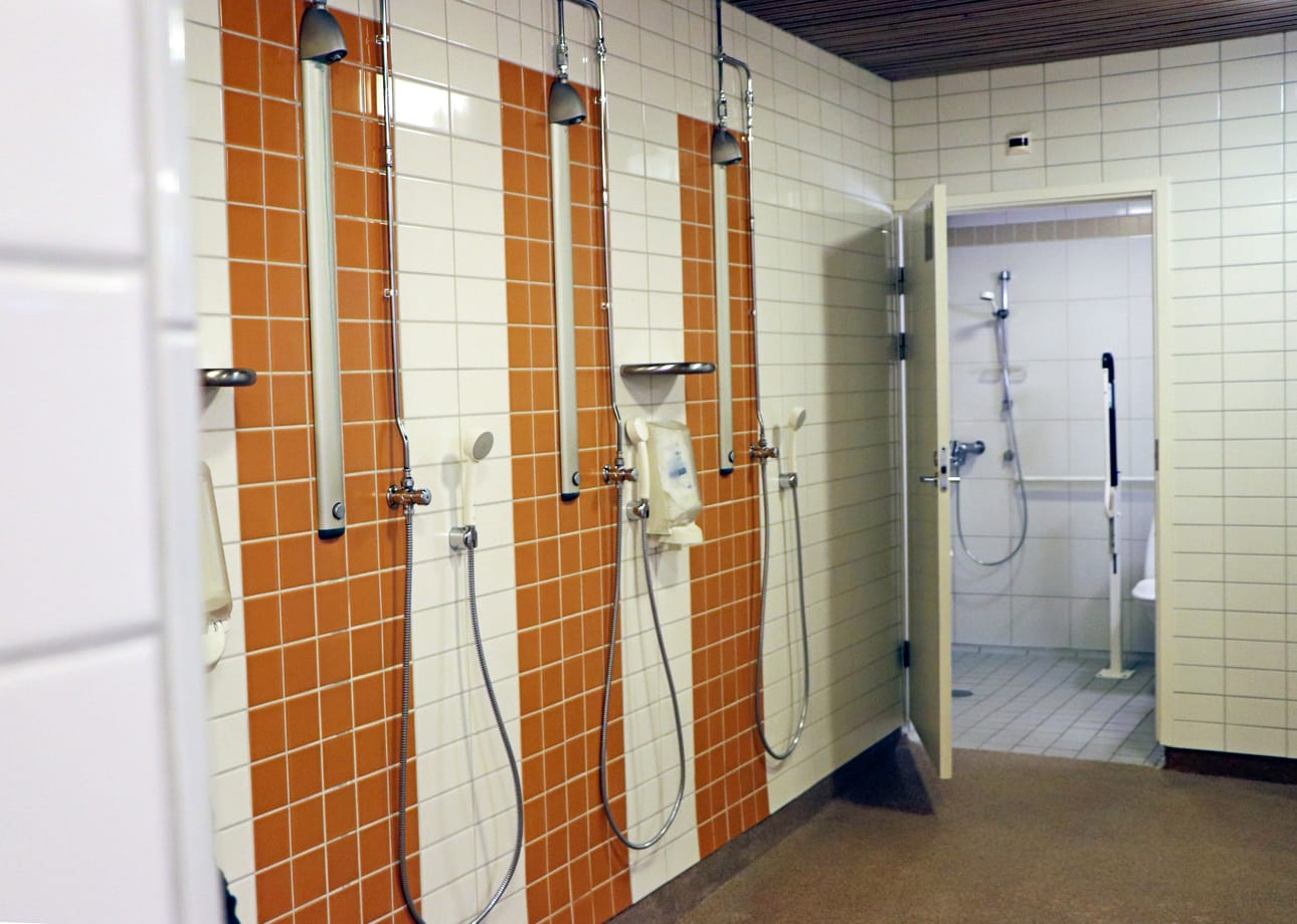 Myös pesutiloja uudistettiin hieman Puikkarin remontissa, kun jokaisen suihkun yhteyteen asennettiin käsisuihkut.
