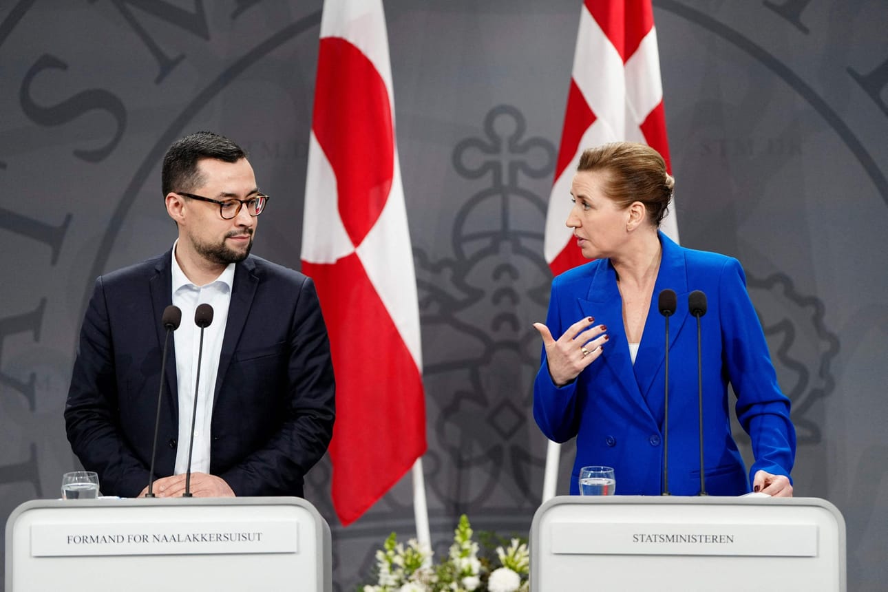 Grönlannin pääministeri Mute Egede (vas.) ja Tanskan pääministeri Mette Frederiksen yhteisessä lehdistötilaisuudessa aiemmin tammikuussa. LEHTIKUVA / AFP