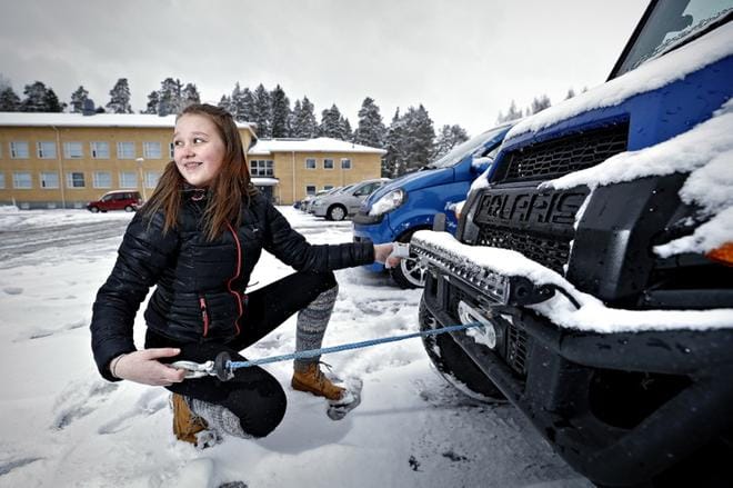 Traktorimönkijän valtteja ovat monipuolisuus niin liikkumisessa kuin työkäytössäkin. Anna Soukkalan mallista löytyy esimerkiksi sähköinen vinssi.