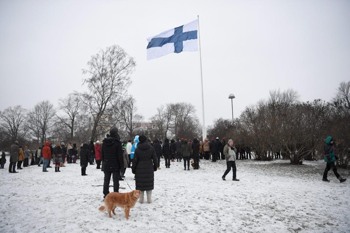 Itsenäisyyspäivän vietto alkoi perinteiseen tapaan valtakunnallisella lipunnostolla Helsingin Tähtitorninmäellä. LEHTIKUVA / ANTTI AIMO-KOIVISTO