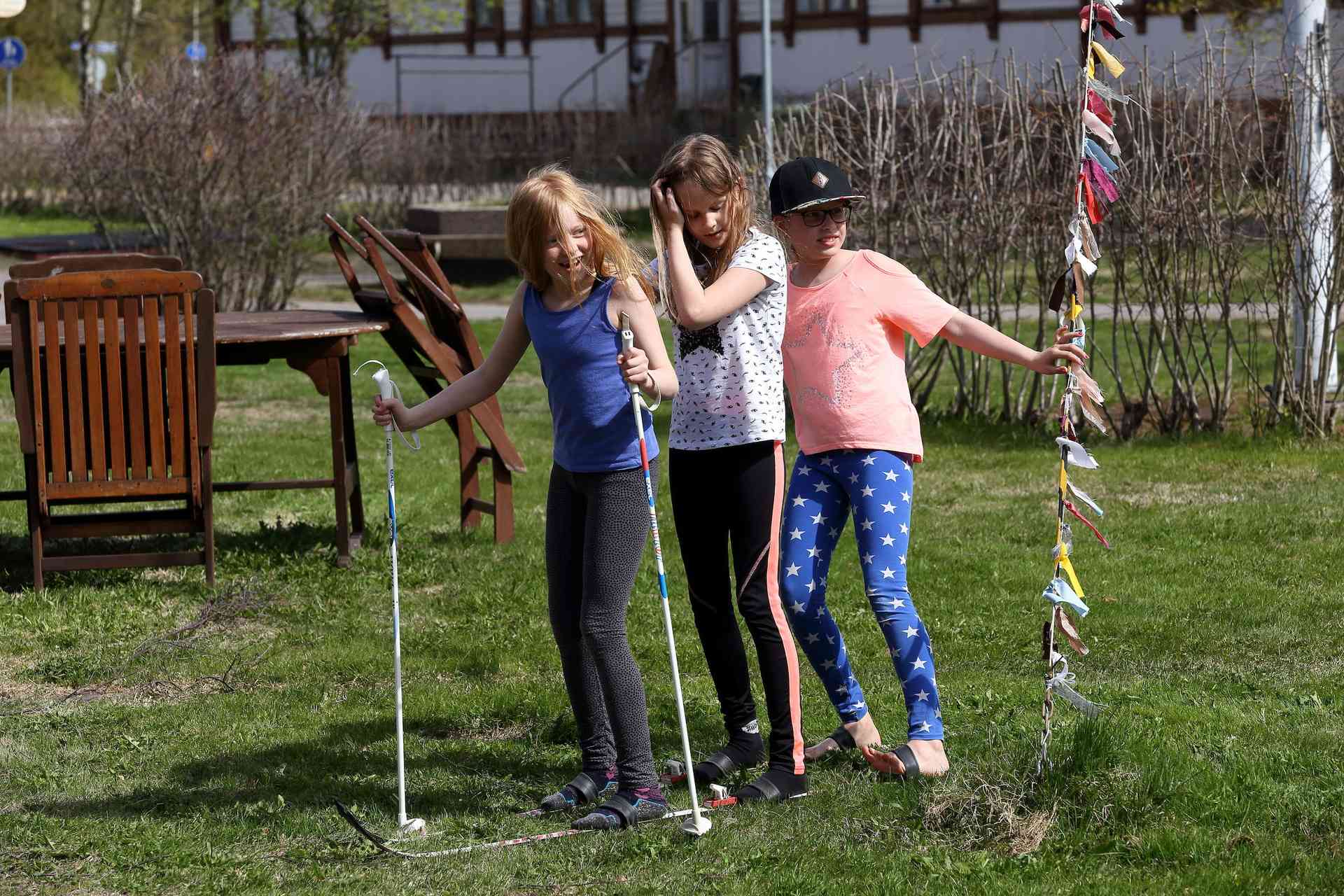 Nurmikkohiihto koettiin vaikeaksi. Oikea rytmi oli hankala löytää ja suksi ei luista nurmikolla. –Suksi on varmaan tarkoitettu hiihtämiseen lumella, tytöt tuumivat.