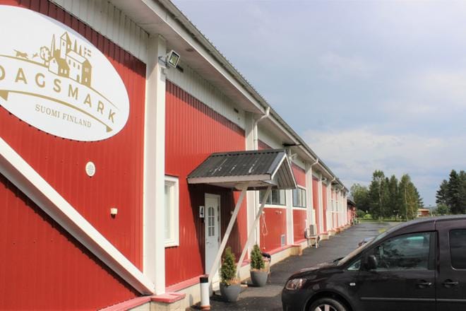 Karijoen kunnanjohtaja Marko Keski-Sikkilä on pettynyt koiranruokatehtaan lähtöön ennen vuokrasopimuksen päättymistä. Hän uskoo, että remontoituihin hallitiloihin saadaan uusi vuokralainen nopeasti.