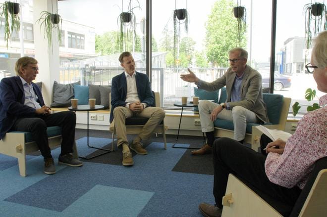 Kulmahuone-keskustelussa Esa Nuottivaara (vas.), Mika Itänen ja Jyrki Mäkynen. KUVA: ALEKSI MÄKINEN