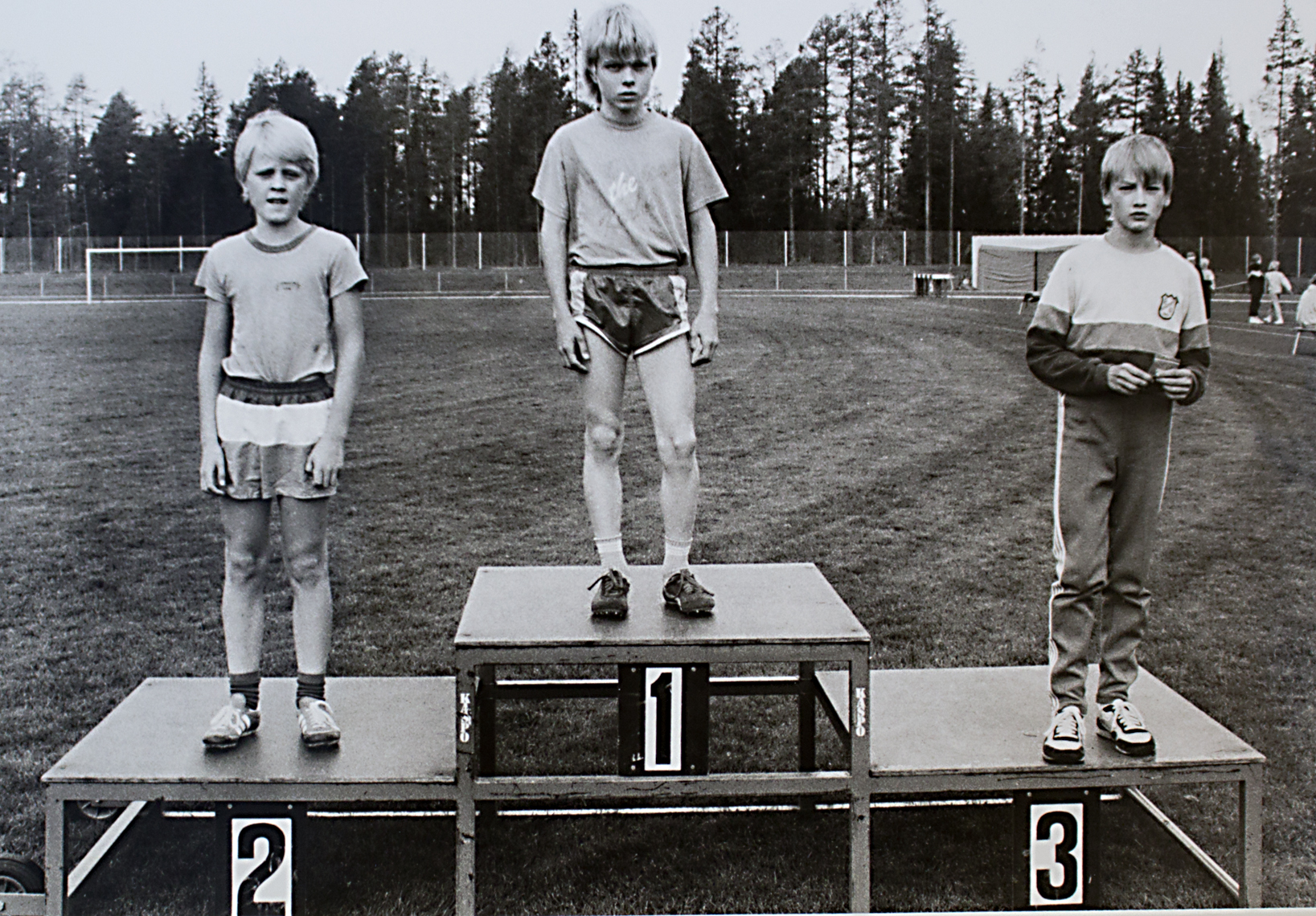 KEV:n poikia koululaiskisojen palkintojen jaossa. Vasemmalla pituushyppääjä-pikajuoksija Jarkko Tuominen.