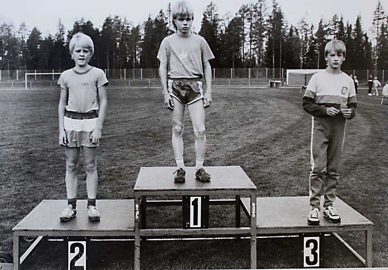 KEV:n poikia koululaiskisojen palkintojen jaossa. Vasemmalla pituushyppääjä-pikajuoksija Jarkko Tuominen.