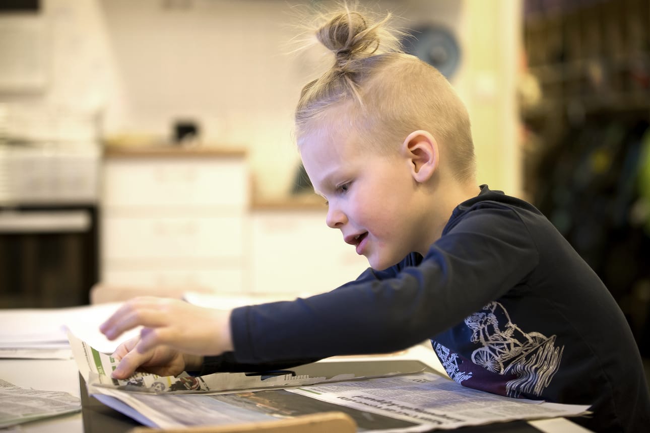 4-vuotias Kasper Virta leikkasi lehteä varten runsaasti materiaalia. Kaikilla sivuilla ei Kasperin mukaan tarvitse olla kuvia.