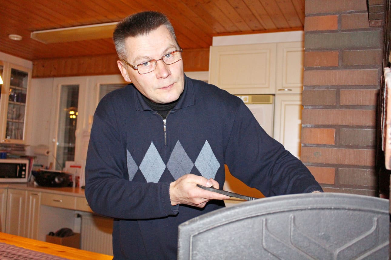 Uuni pitää osata lämmittää oikein. Yrjö Pirnes tietää milloin on aika kohennella hiillosta.