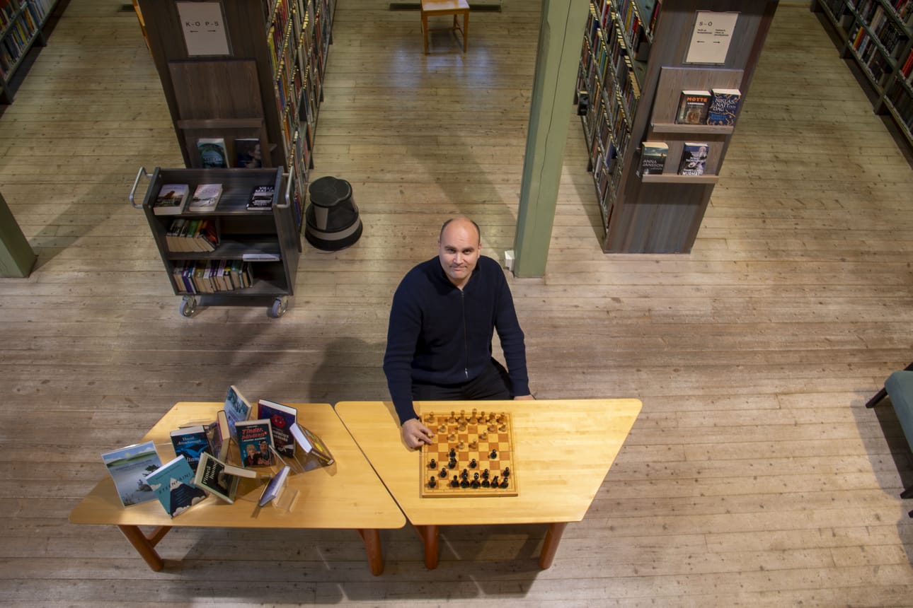 Tyrnävän kunnanvaltuuston puheenjohtaja Juha Luokkala on myös shakkimiehiä. Hänet kuvattiin Myllykirjaston historiallisessa miljöössä.